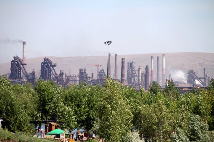 Магнитные сегодня в магнитогорске. НМУ Магнитогорск. Магнитогорск смог. Территория Магнитогорска. Мемы про Челябинск.