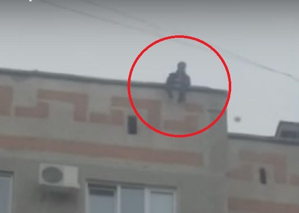 В Магнитогорске мужчина устроил переговорный пункт прямо на крыше жилого дома