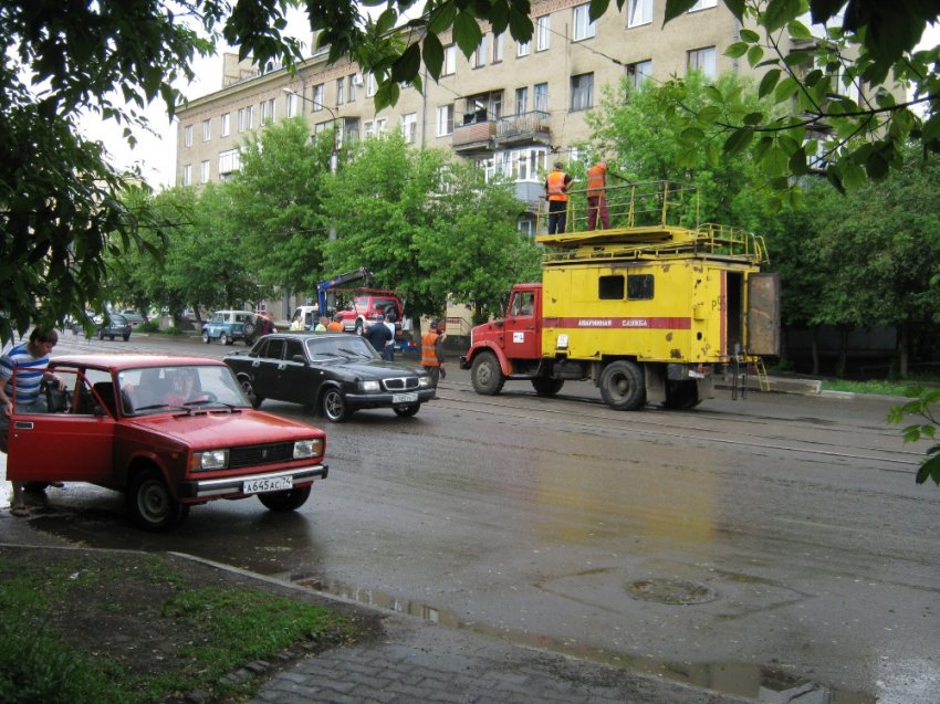 В Магнитогорске эвакуатор порвал провода и затормозил трамвайное движение
