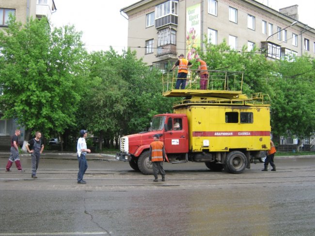 В Магнитогорске эвакуатор порвал провода и затормозил трамвайное движение