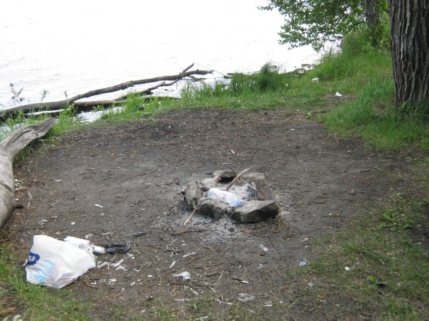 Коряги, мусор и заброшенная стоянка. Жители жалуются на грязное побережье Урала