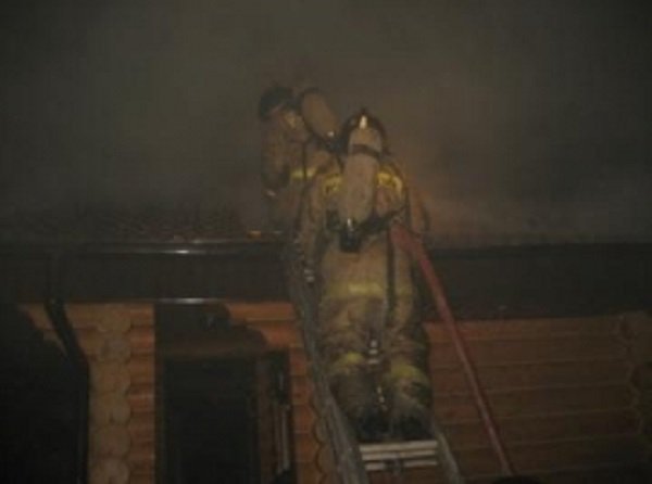 Вчера поздно вечером в поселке Димитрова сгорела баня