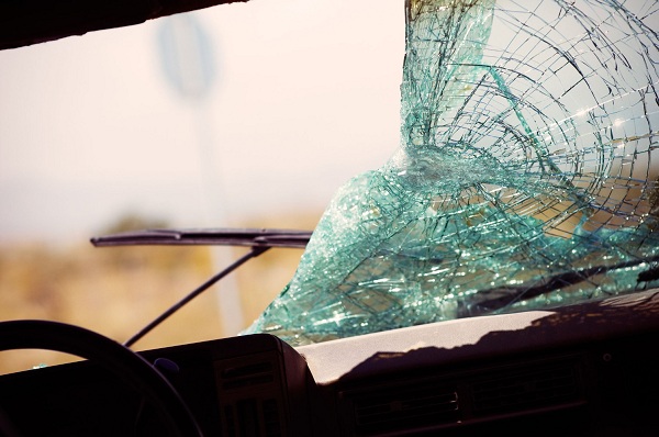 Отчаянные магнитогорские девушки выбили лобовое стекло машины, чтобы выбраться из запертого авто
