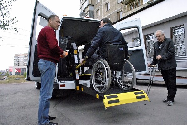 Инвалидам Магнитогорска подарили чудо-автомобиль. Рулить им будет «водитель по вызову»