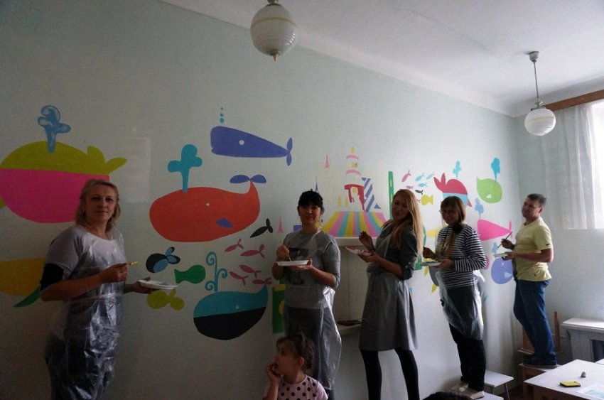 Сделали доброе дело. Магнитогорские художники раскрасили стены детской больницы в яркие цвета