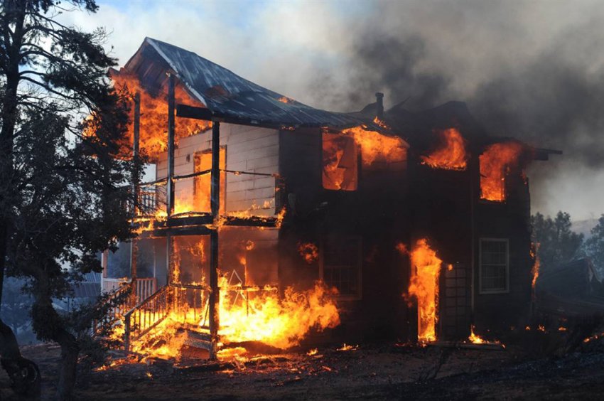 Пожар тушили аж 15 человек! В Магнитогорске загорелся жилой дом!