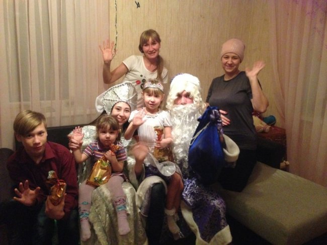 «Просто доброе дело». Магнитогорские активисты поздравили многодетные семьи с новым годом