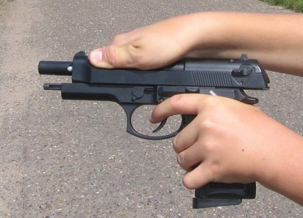 Одиннадцатилетний парнишка выстрелил в младшего брата из пистолета