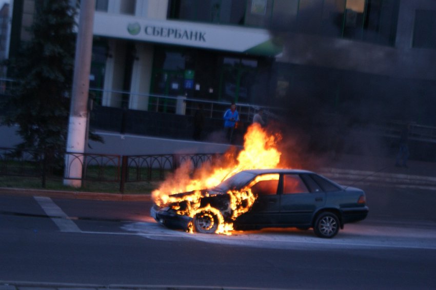 В Магнитогорске прямо на проспекте загорелся автомобиль