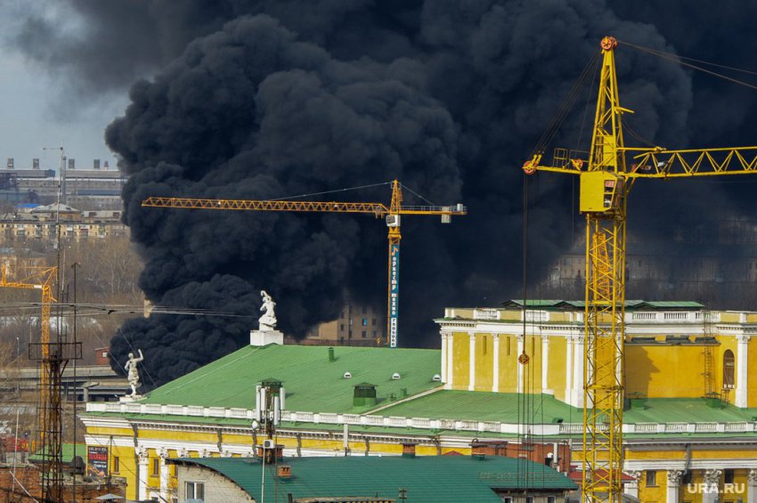 В Челябинске загорелся конгресс-холл на берегу реки Миасс