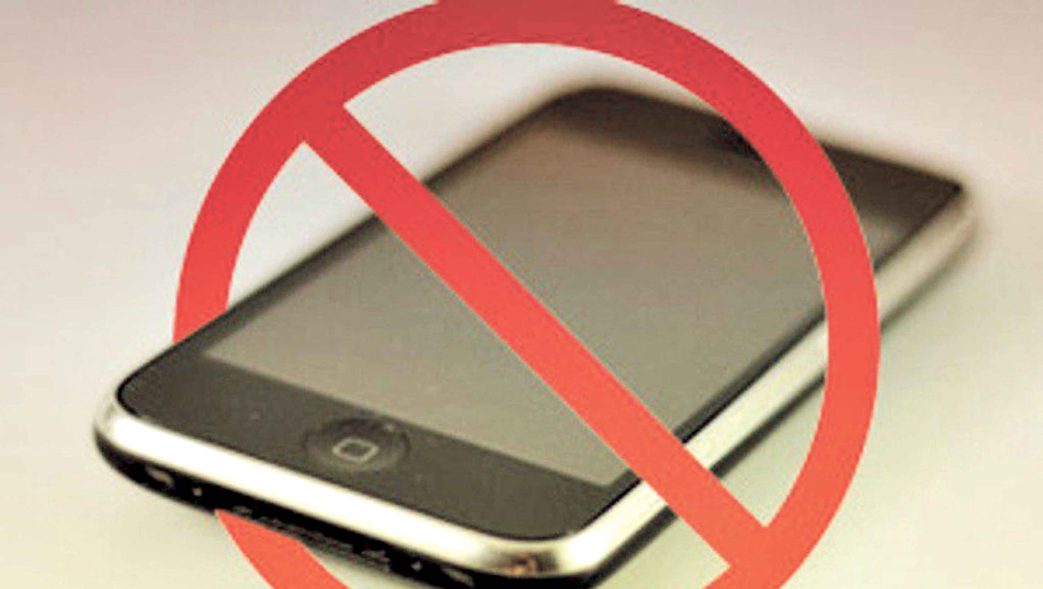 Нельзя телефон на уроке. Телефон запрещен. Запрещение мобильных телефонов в школе. Запрет использования телефона. Пользование телефоном запрещено.