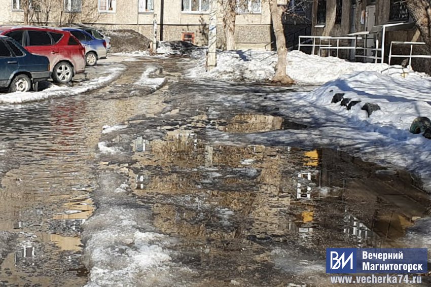 Лужа разлилась на полквартала Лужа разлилась на полквартала