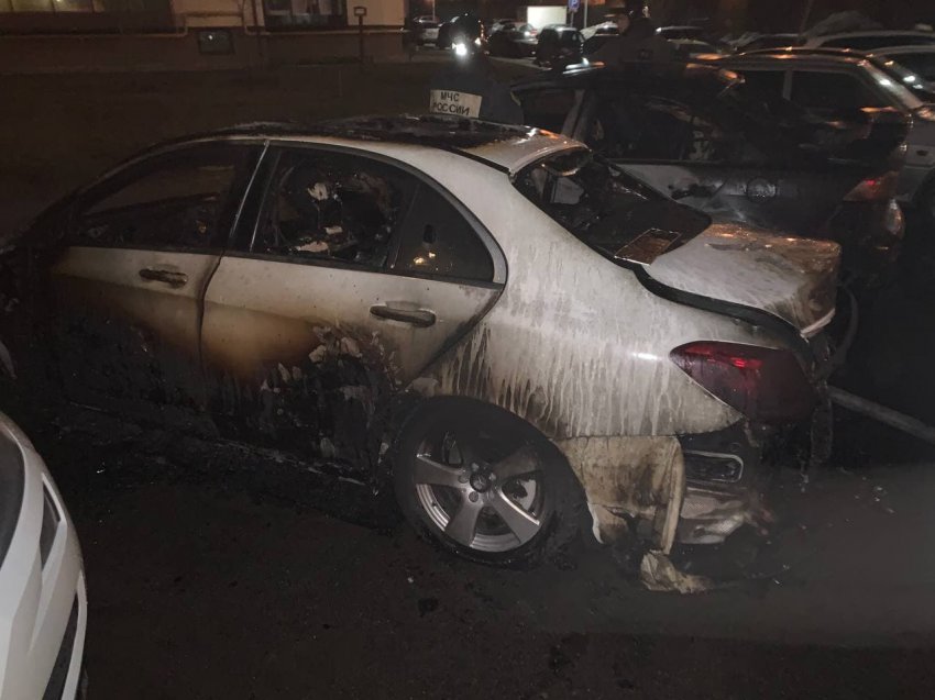 У известного спортивного журналиста сожгли автомобиль У известного спортивного журналиста сожгли автомобиль
