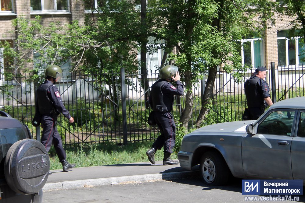 Россия разрешила выезд. Полицейским разрешат взламывать подозрительные авто. Полиция оцепила национальный банк. Полицейские фото со взломанный квартир.