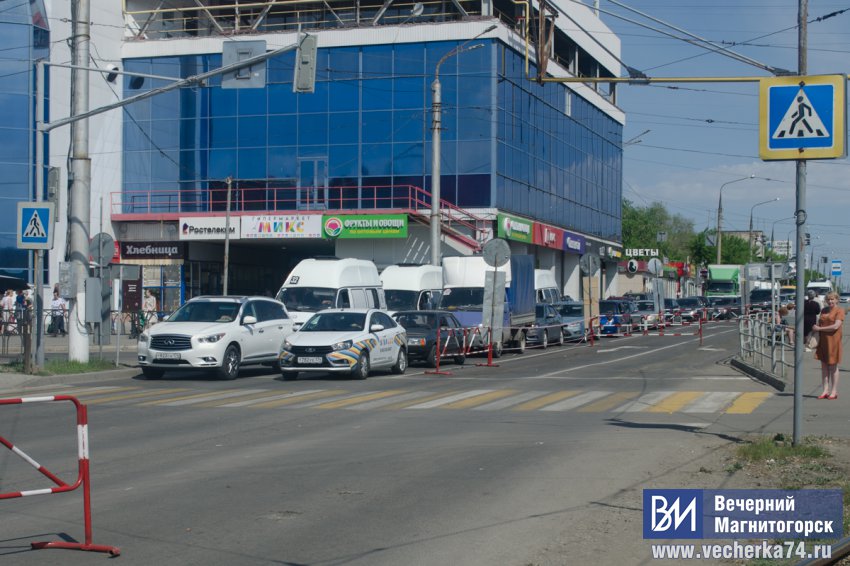 Работы ведутся днём и ночью Работы ведутся днём и ночью
