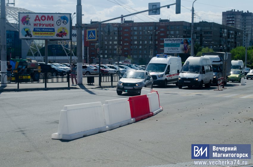 Работы ведутся днём и ночью Работы ведутся днём и ночью