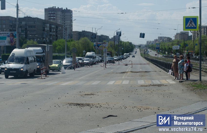 Работы ведутся днём и ночью Работы ведутся днём и ночью