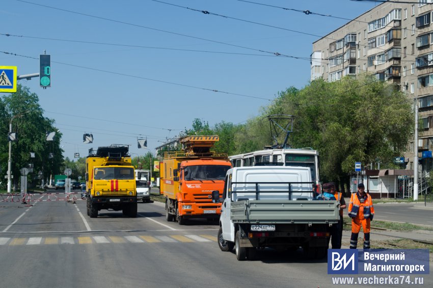 Работы ведутся днём и ночью Работы ведутся днём и ночью