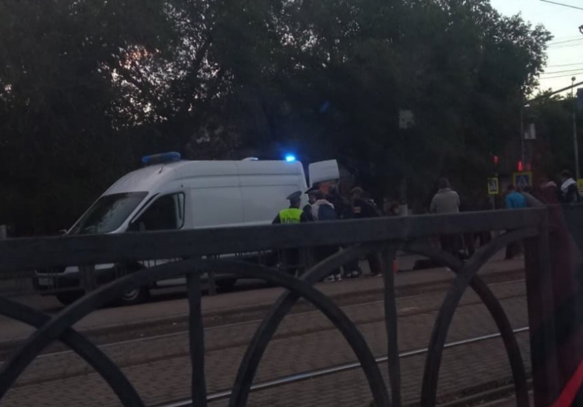 Магнитогорец отправил мужчину, гуляющего по дороге, в нокаут Магнитогорец отправил мужчину, гуляющего по дороге, в нокаут