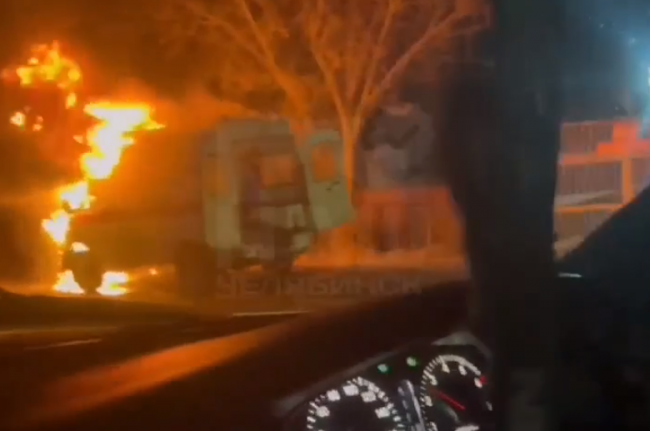 В Челябинске загорелась машина скорой помощи