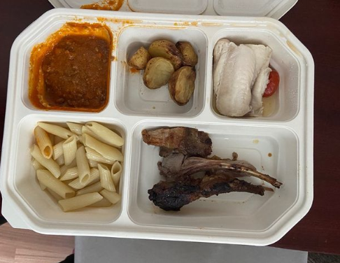Дают жир вместо мяса и горсть макарон Дают жир вместо мяса и горсть макарон