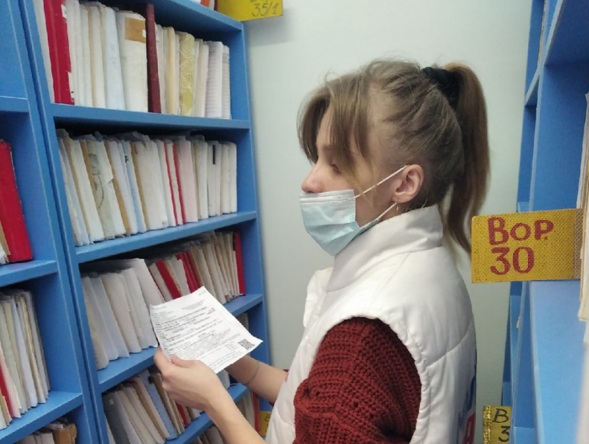 Принимают вызовы и дежурят в картотеке Принимают вызовы и дежурят в картотеке