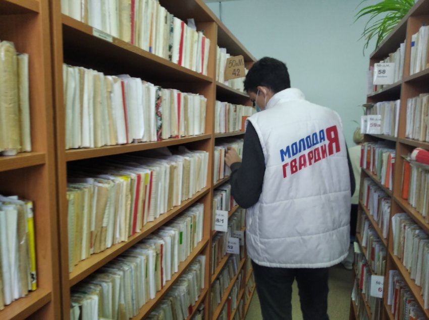Принимают вызовы и дежурят в картотеке Принимают вызовы и дежурят в картотеке