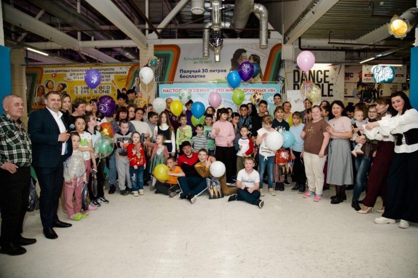 Центр развития семьи «Сирена» подарил праздник детям