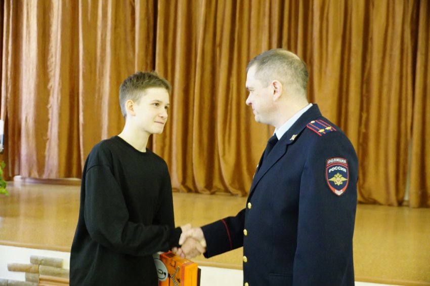 Полицейские наградили школьника за честность