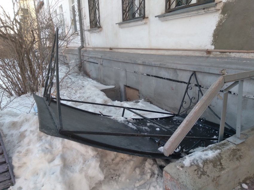 В Магнитогорске продолжается сосулькопад В Магнитогорске продолжается сосулькопад