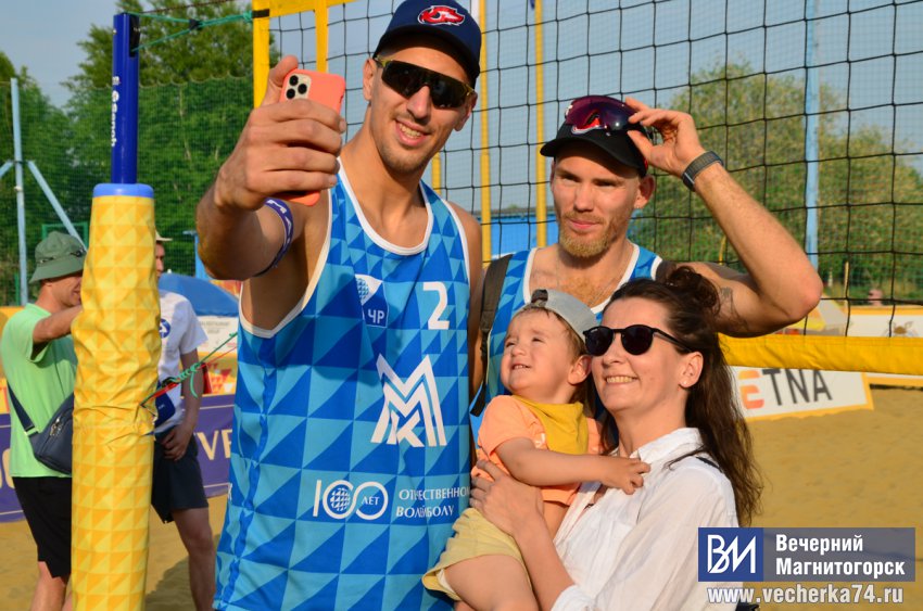 В Магнитогорске прошла автограф-сессия с именитыми волейболистами