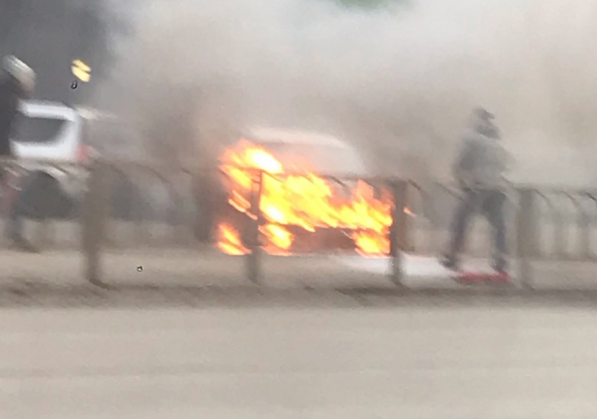 В Магнитогорске около торгового центра загорелся автомобиль