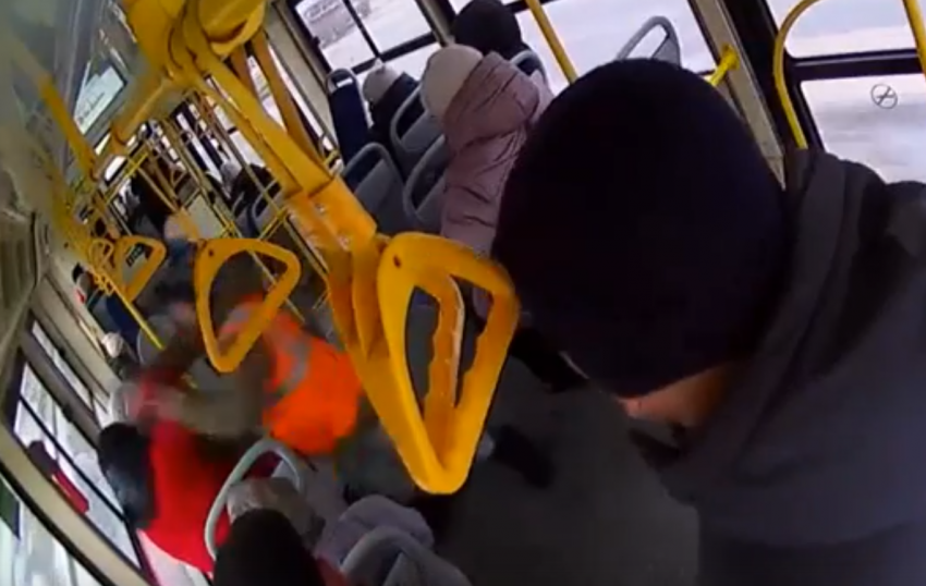 В Магнитогорске кондуктор трамвая подрался с пассажиром