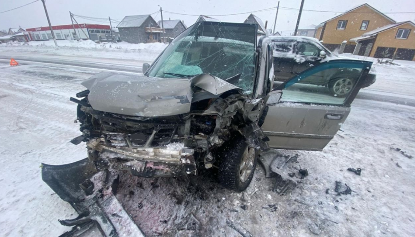 В Магнитогорске автомобиль выбросило из снежной колеи