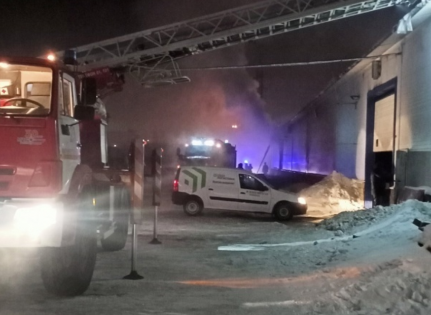 В Магнитогорске загорелся склад транспортной компании