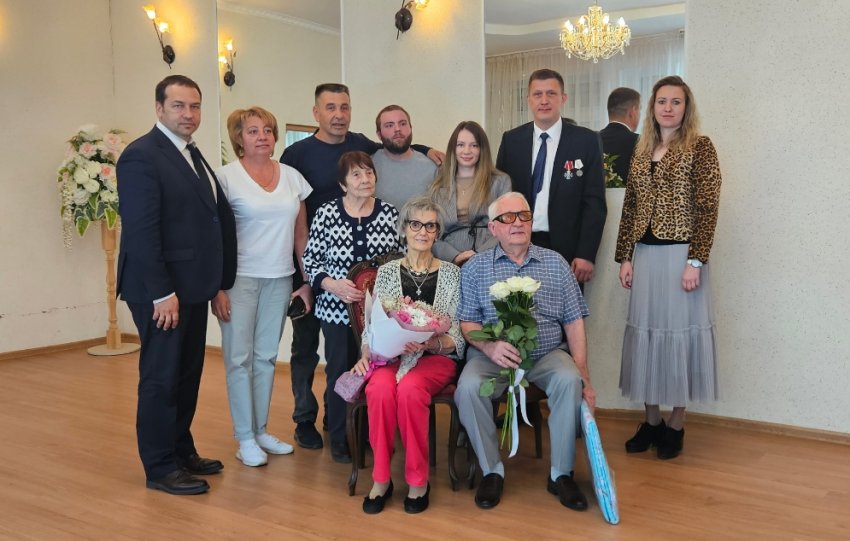В Магнитогорске чествовали супругов Дмитриевых, отметивших 55-летие совместной жизни В Магнитогорске чествовали супругов Дмитриевых, отметивших 55-летие совместной жизни