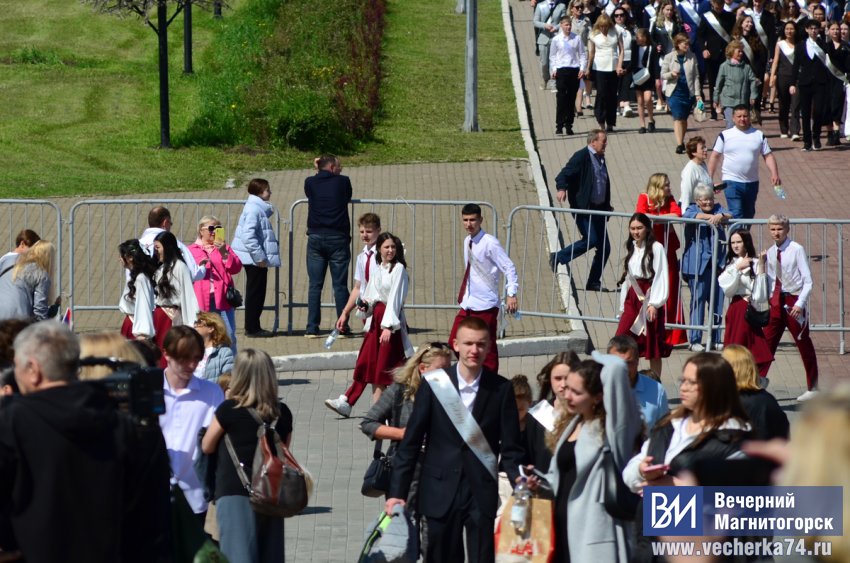 В Магнитогорске торжественно прошёл парад выпускников В Магнитогорске торжественно прошёл парад выпускников