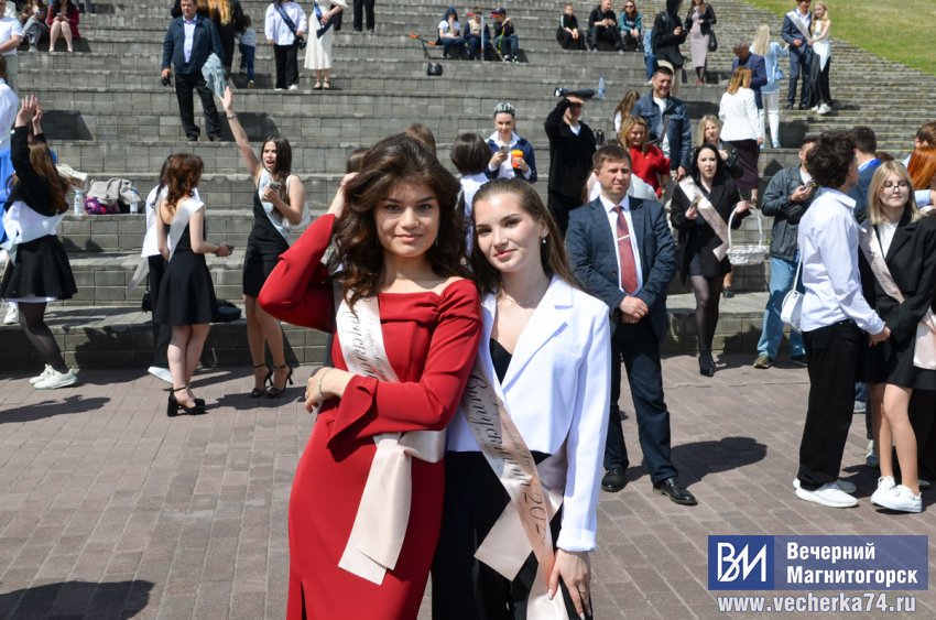 В Магнитогорске торжественно прошёл парад выпускников В Магнитогорске торжественно прошёл парад выпускников