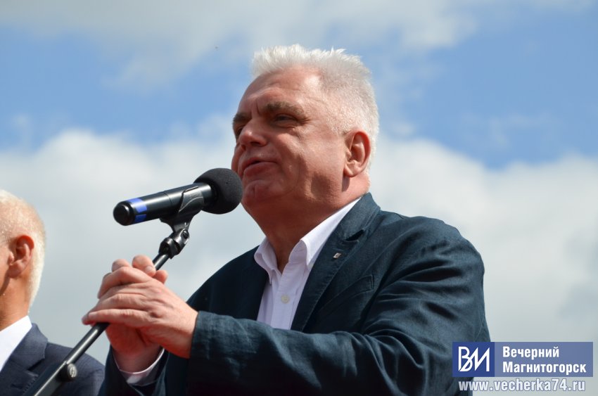 В Магнитогорске торжественно прошёл парад выпускников В Магнитогорске торжественно прошёл парад выпускников