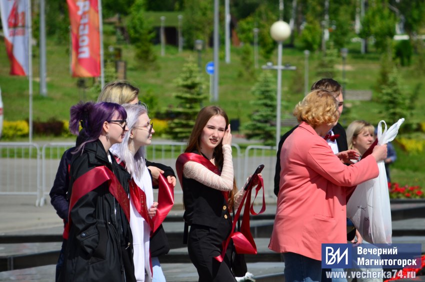В Магнитогорске торжественно прошёл парад выпускников В Магнитогорске торжественно прошёл парад выпускников