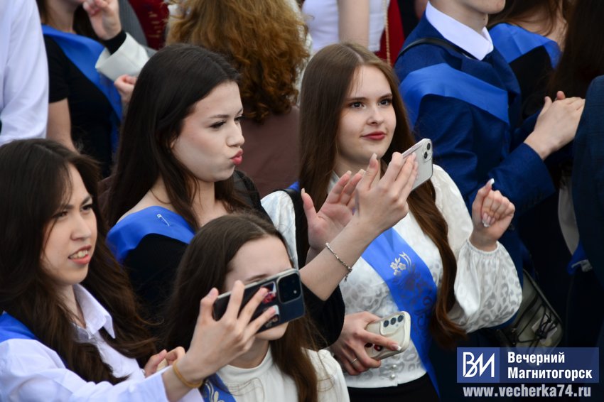 В Магнитогорске торжественно прошёл парад выпускников В Магнитогорске торжественно прошёл парад выпускников