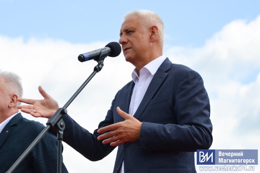 В Магнитогорске торжественно прошёл парад выпускников В Магнитогорске торжественно прошёл парад выпускников