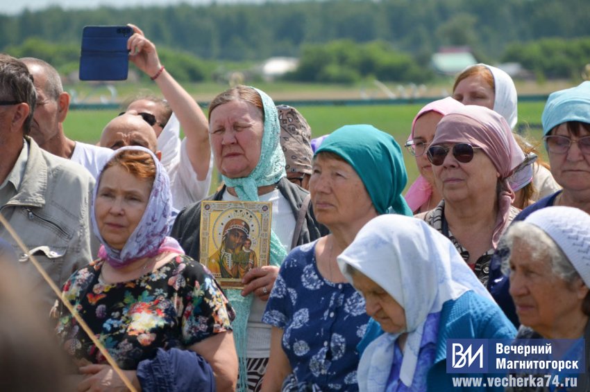 Под Магнитогорском сотни южноуральцев прошли с иконами вокруг озера