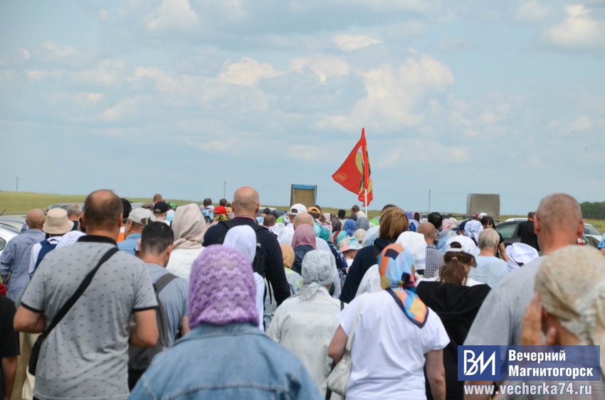 Под Магнитогорском сотни южноуральцев прошли с иконами вокруг озера