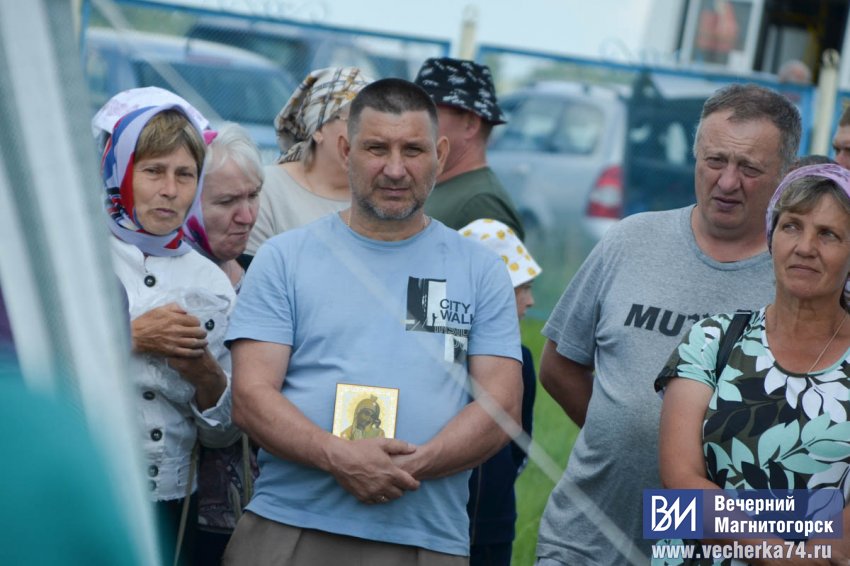 Под Магнитогорском сотни южноуральцев прошли с иконами вокруг озера