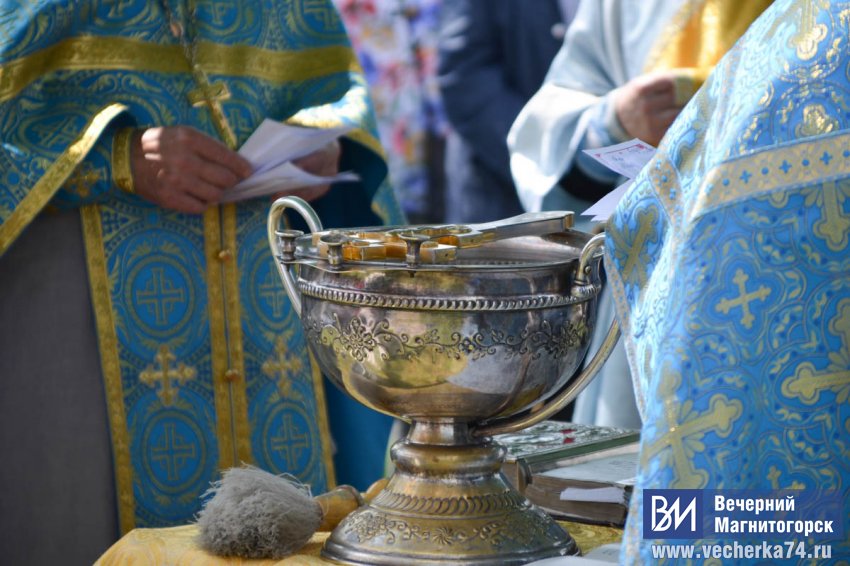 Под Магнитогорском сотни южноуральцев прошли с иконами вокруг озера