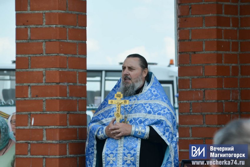 Под Магнитогорском сотни южноуральцев прошли с иконами вокруг озера