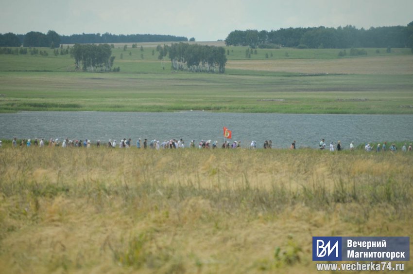 Под Магнитогорском сотни южноуральцев прошли с иконами вокруг озера