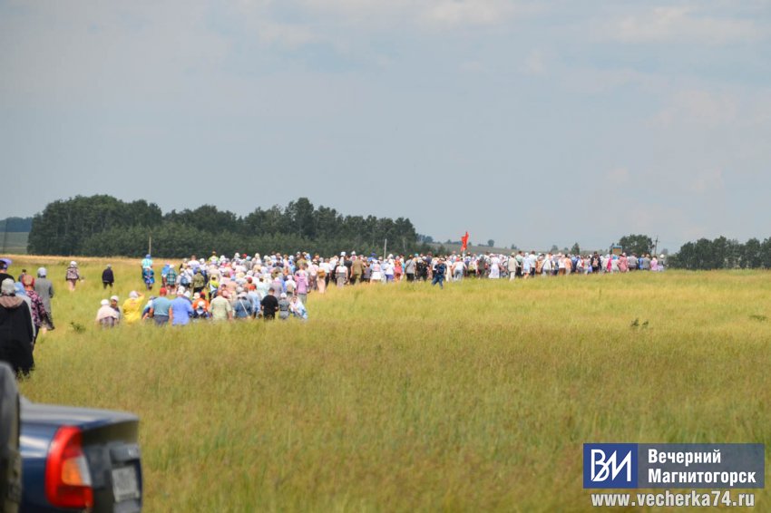 Под Магнитогорском сотни южноуральцев прошли с иконами вокруг озера