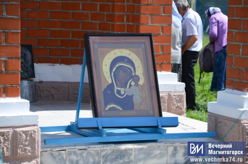 Под Магнитогорском сотни южноуральцев прошли с иконами вокруг озера